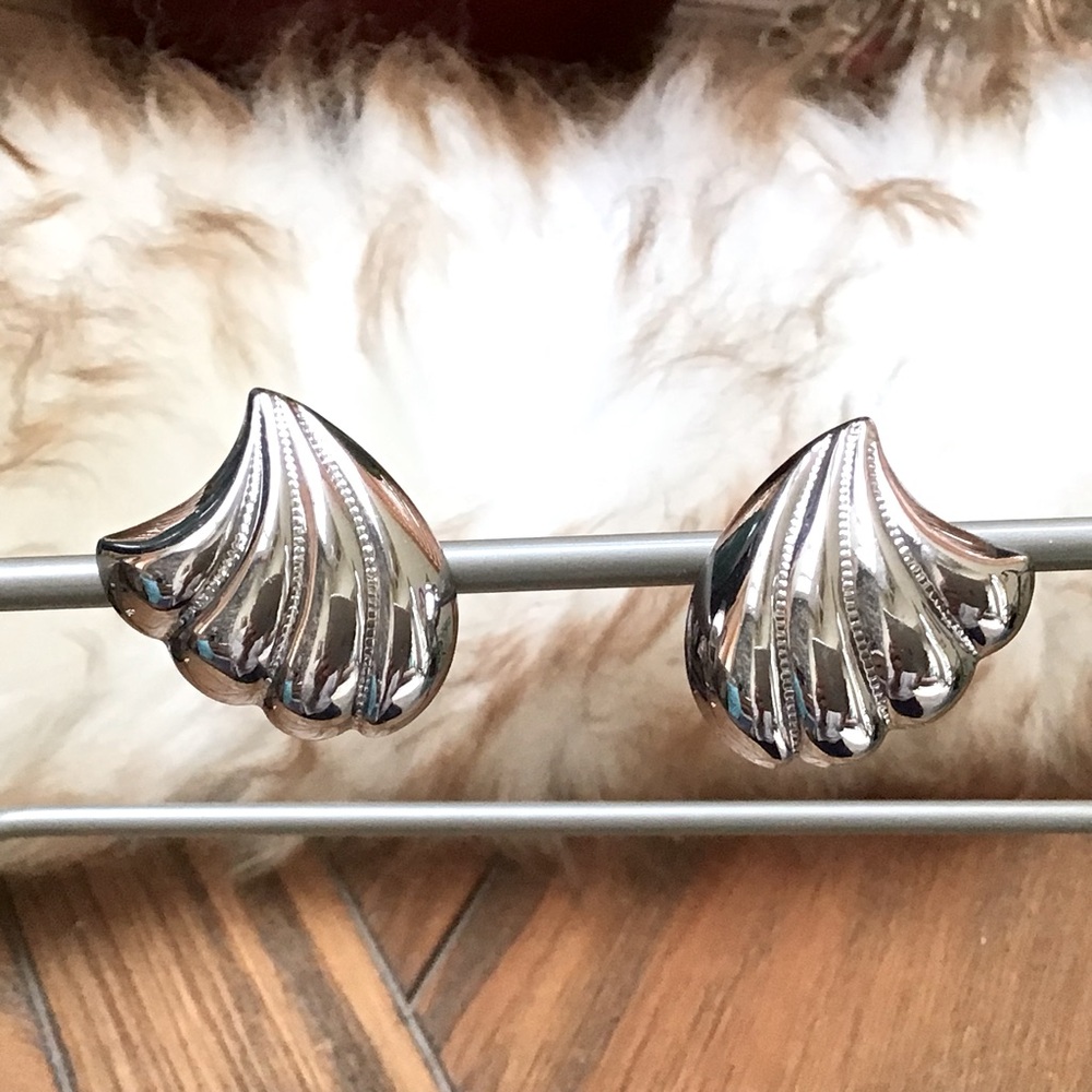 Vintage silver clip earrings. EUC.